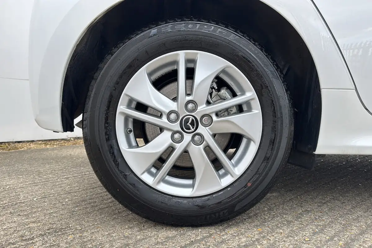2024-mazda-mazda2-15-centre-line-big-6
