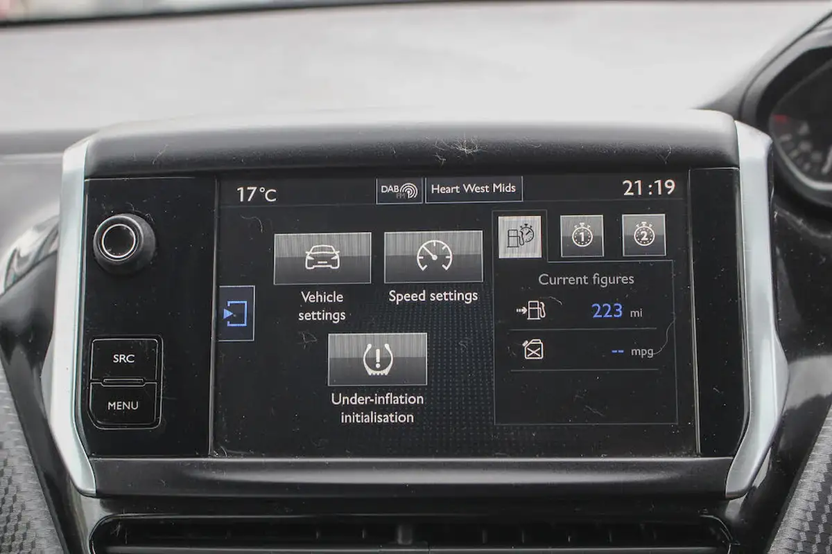 2016-peugeot-208-12-puretech-active-82bhp-5d-big-37