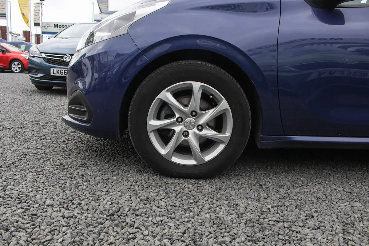 2016-peugeot-208-12-puretech-active-82bhp-5d-big-13