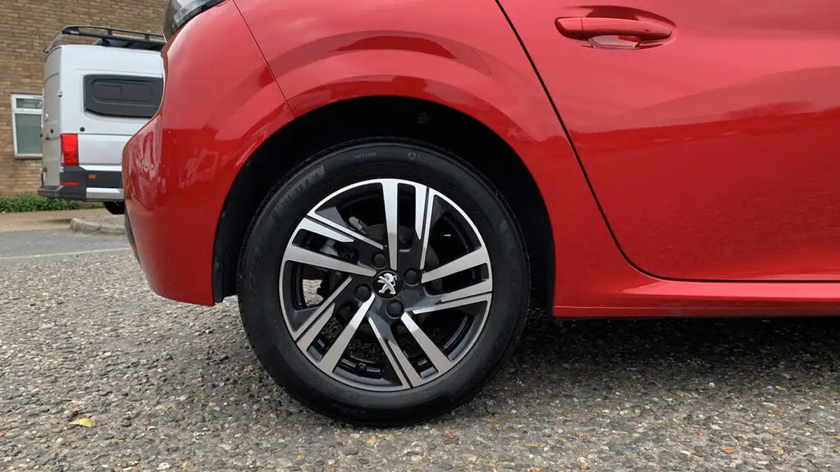 2023-peugeot-208-12-puretech-allure-premium-100ps-big-16