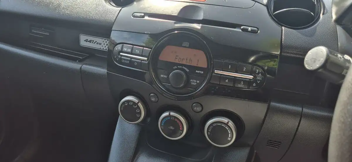 2011-mazda-mazda2-13-black-big-17