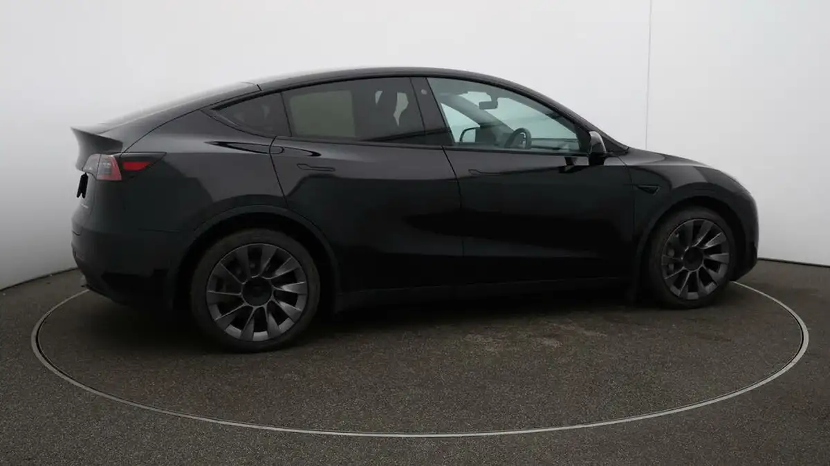 2022-tesla-model-y-e-long-range-big-49