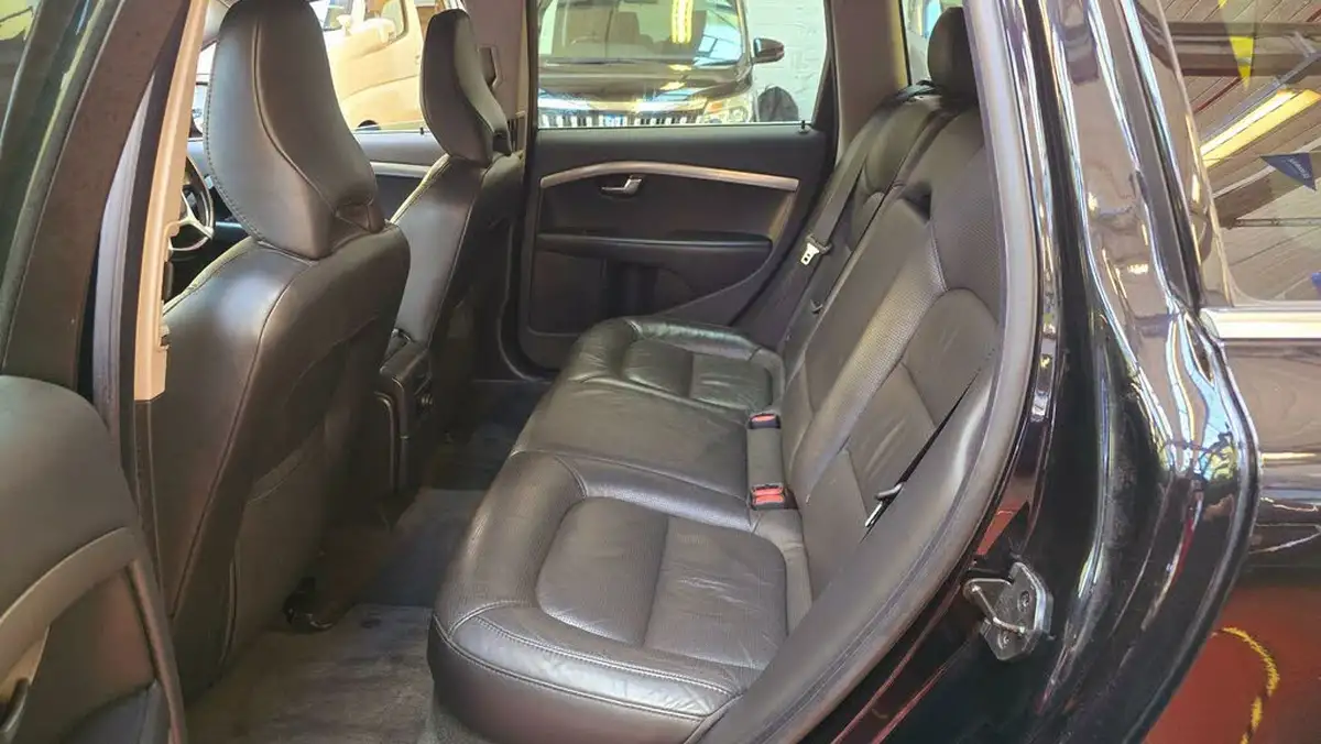 2010-volvo-v70-big-5