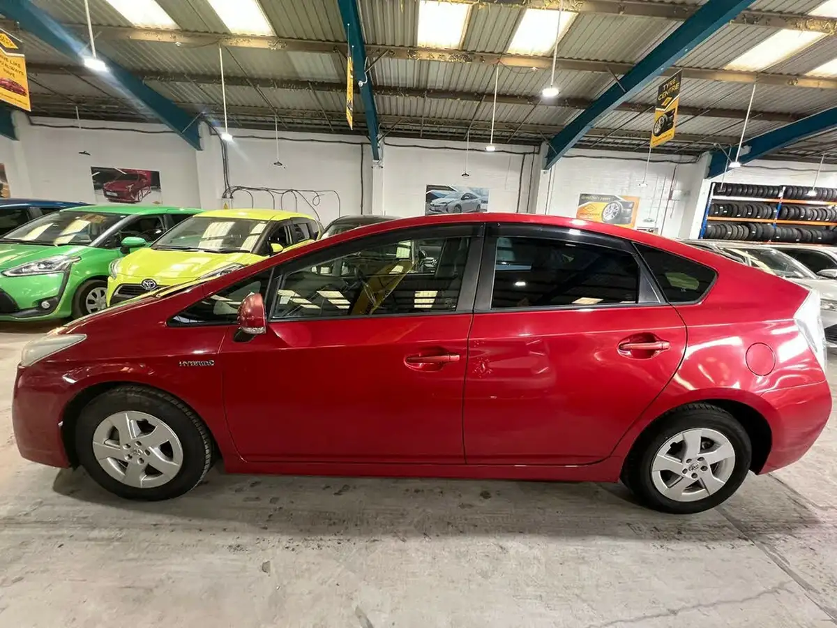 2010-toyota-prius-big-22
