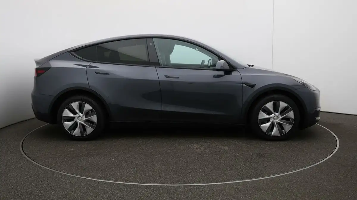 2022-tesla-model-y-e-long-range-big-49