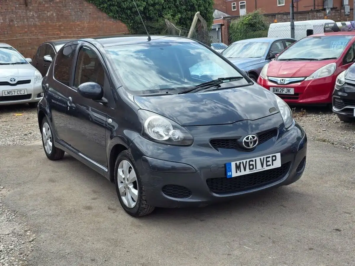 2011-toyota-aygo-10-aygo-go-vvt-i-5d-big-27