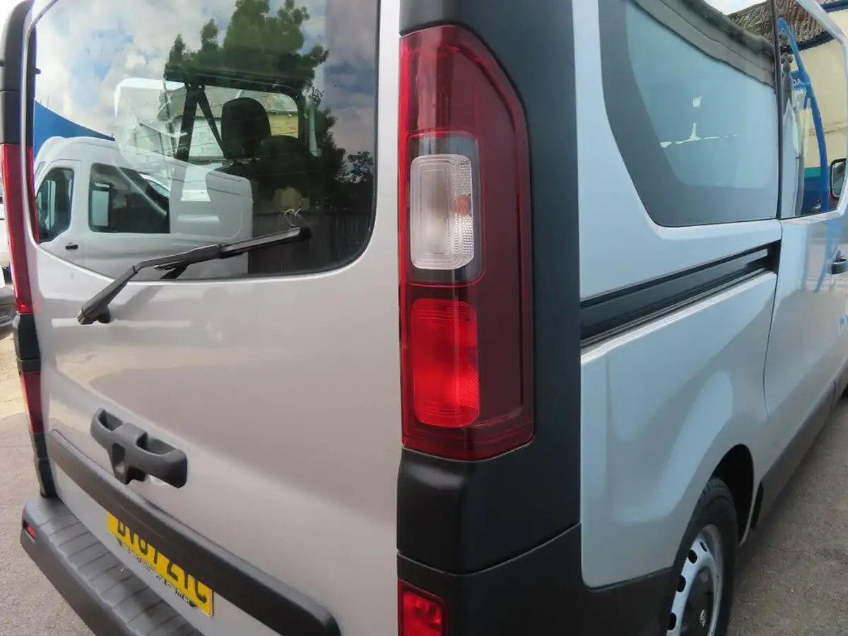 2017-vauxhall-vivaro-16cdti-2900-l1h1-95pseu6-ss-9-seats-combi-big-26