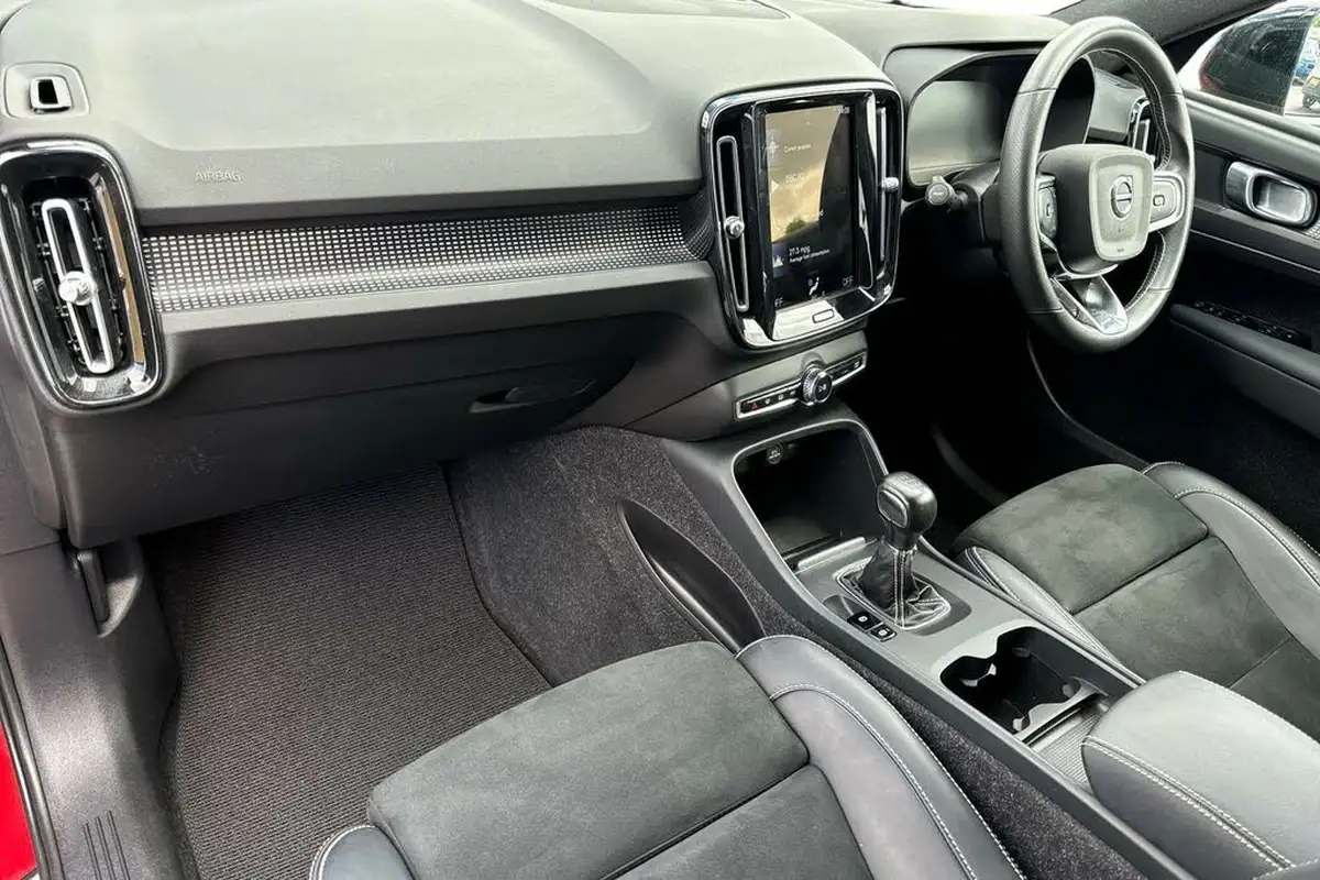 2021-volvo-xc40-15-t3-r-design-161bhp-big-1