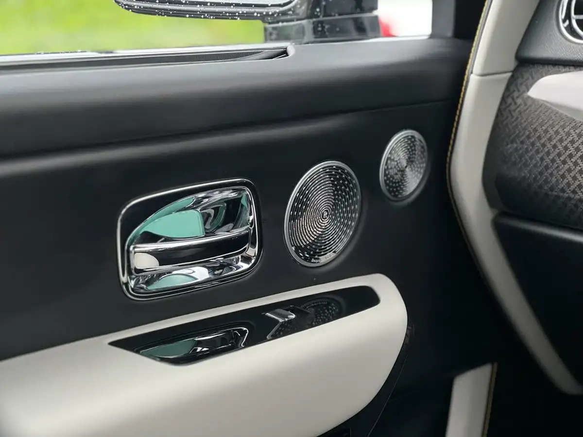2020-rolls-royce-cullinan-675-black-badge-big-33