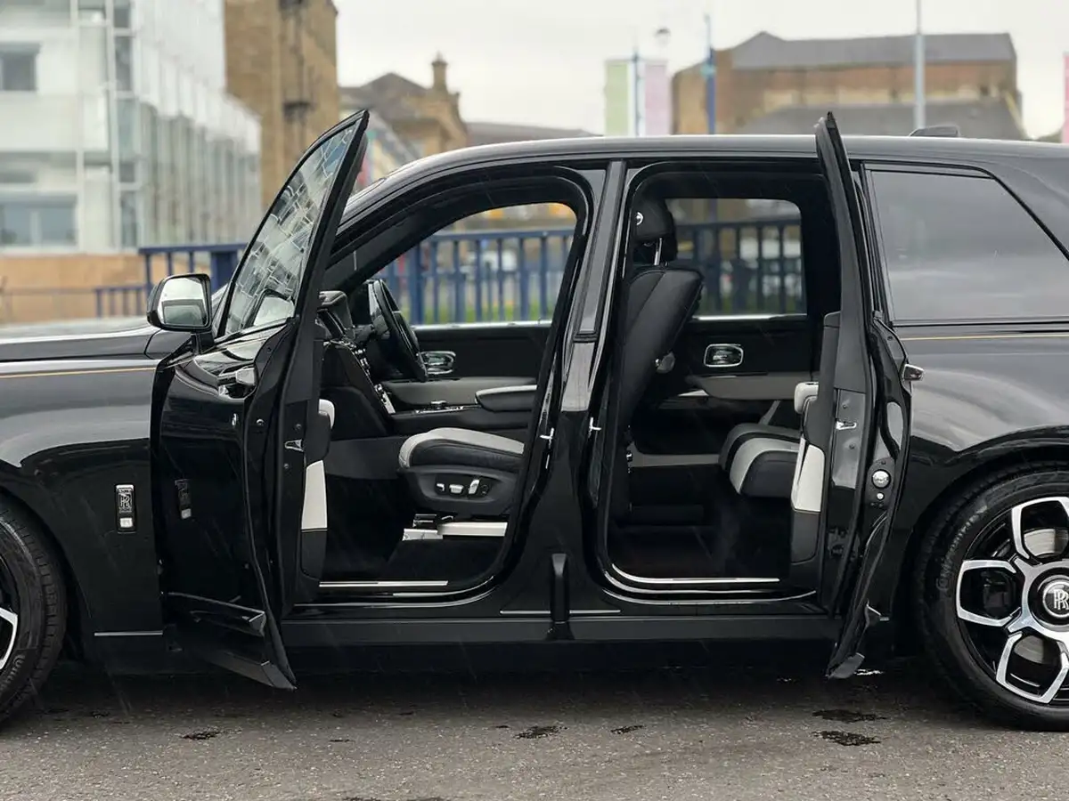 2020-rolls-royce-cullinan-675-black-badge-big-9