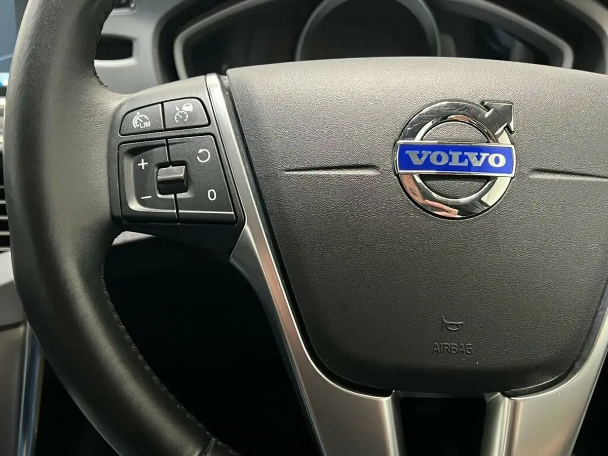 2014-volvo-v40-20td-d3-se-lux-big-21