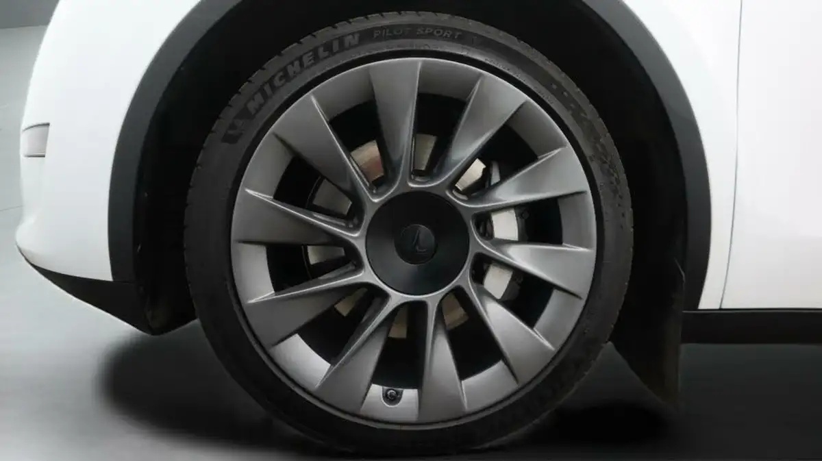 2023-tesla-model-y-e-long-range-big-18