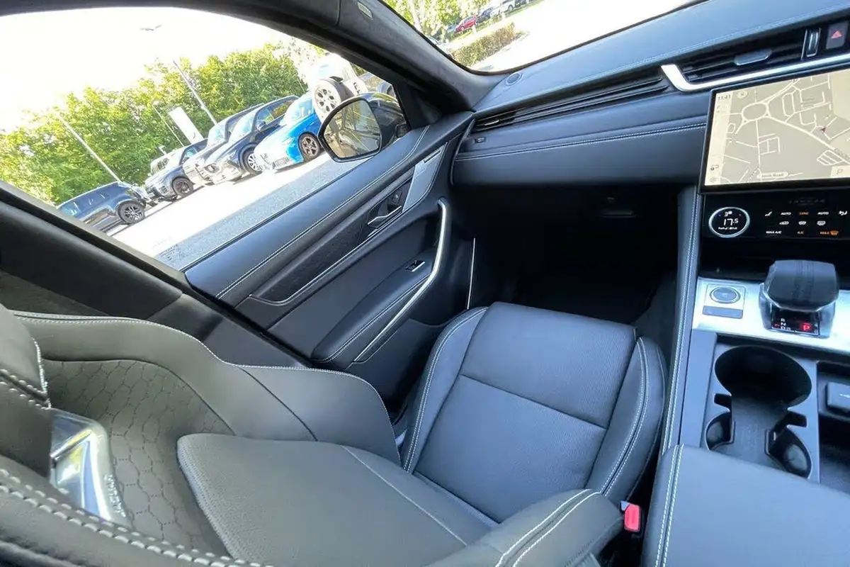 2024-jaguar-f-pace-20-d200-r-dynamic-hse-black-big-12
