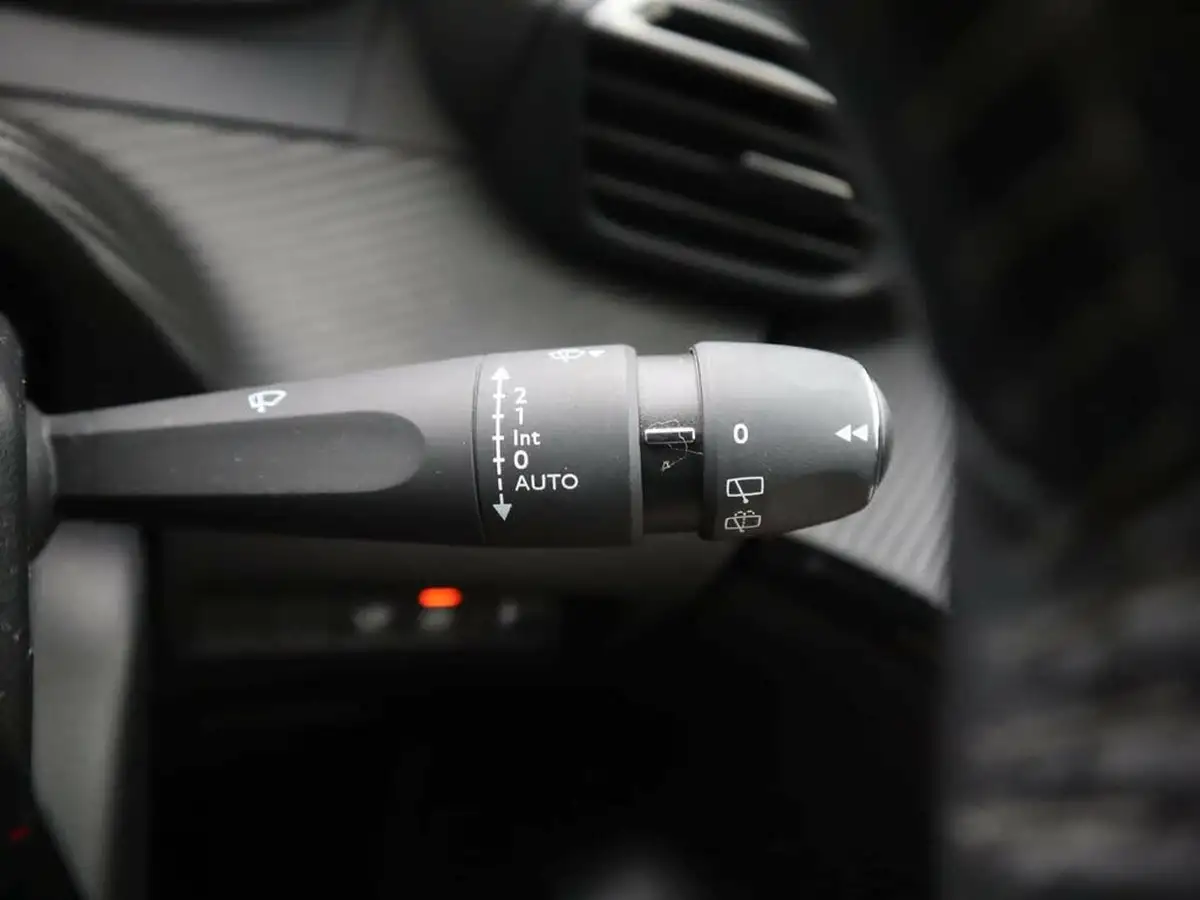 2020-peugeot-208-12-puretech-allure-100bhp-big-33