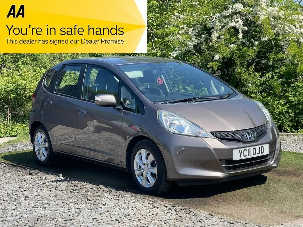 2011-honda-jazz-14-es-big-0