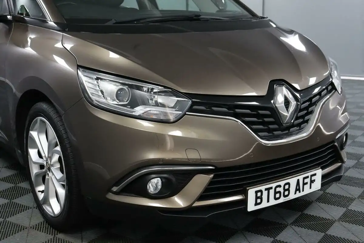 2018-renault-grand-scenic-13-tce-iconic-big-25