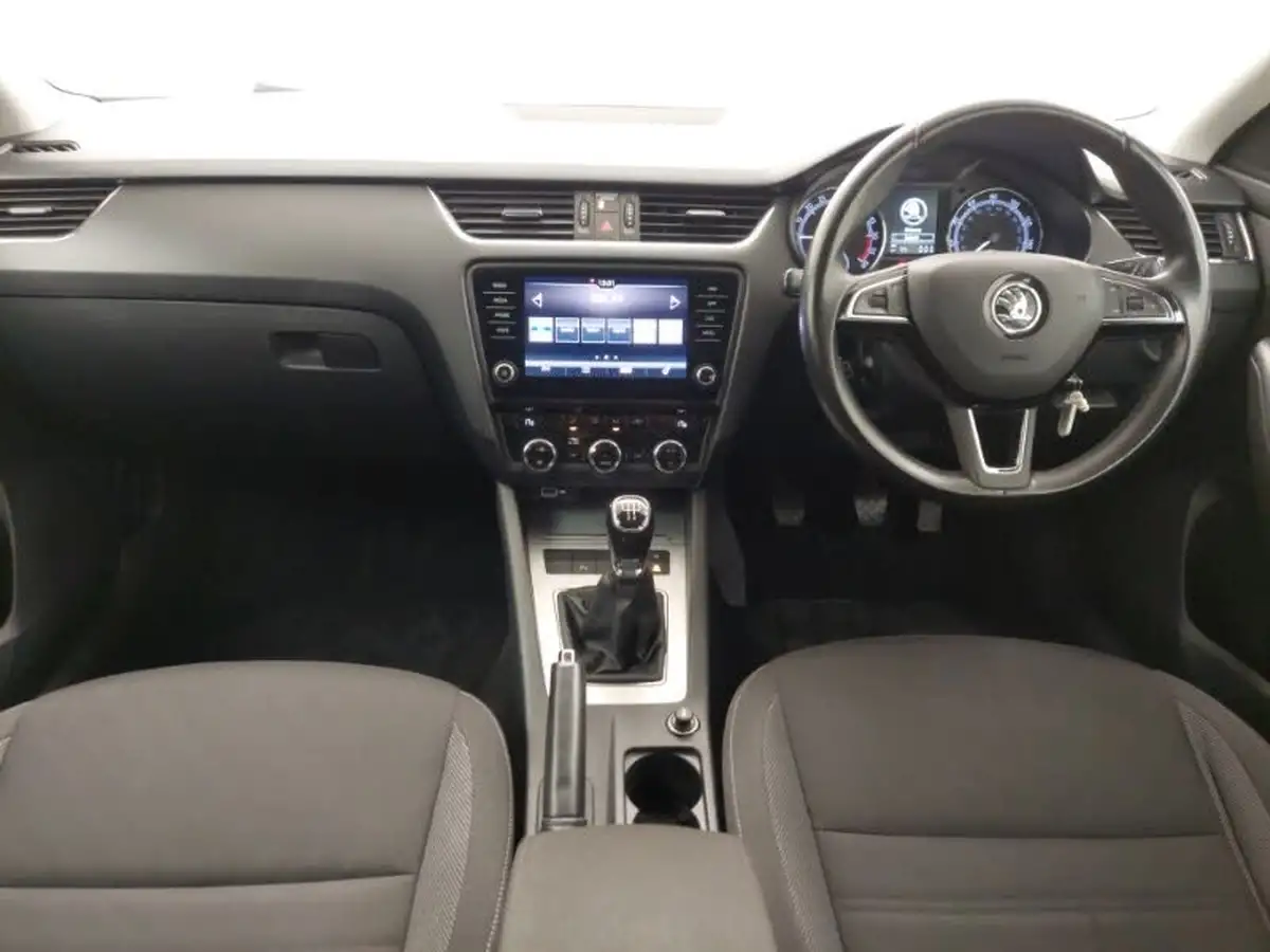 2018-skoda-octavia-16tdi-se-technology-scr-hatchback-big-2