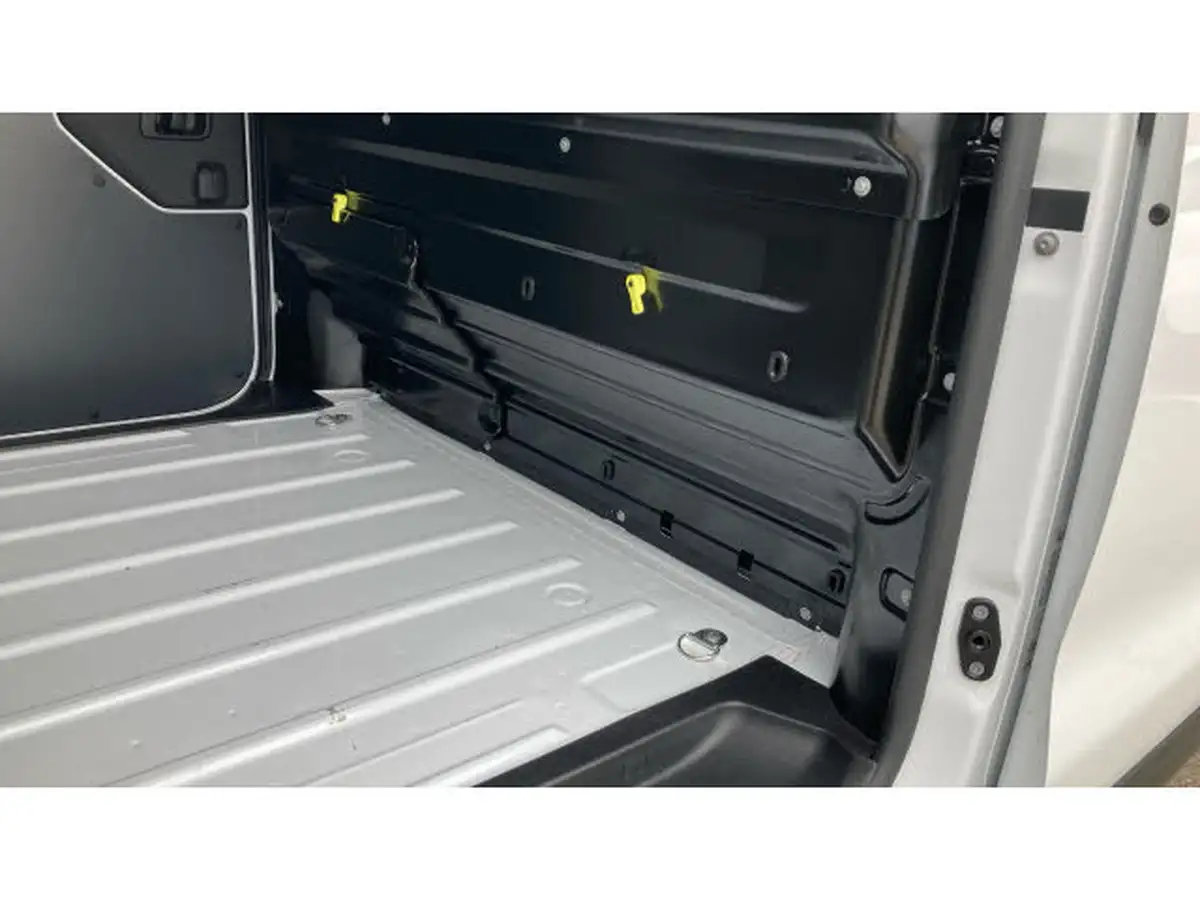 2023-toyota-proace-city-e-icon-l2-big-11
