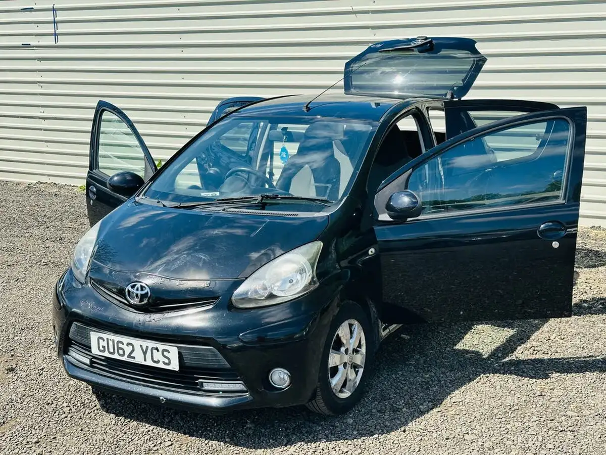 2012-toyota-aygo-10-aygo-fire-5d-big-21