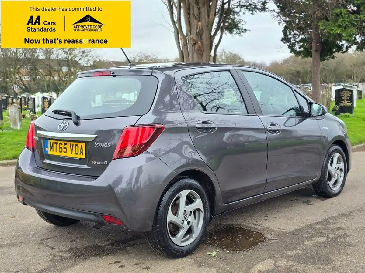 2015-toyota-yaris-15-vvt-i-icon-hybrid-big-16
