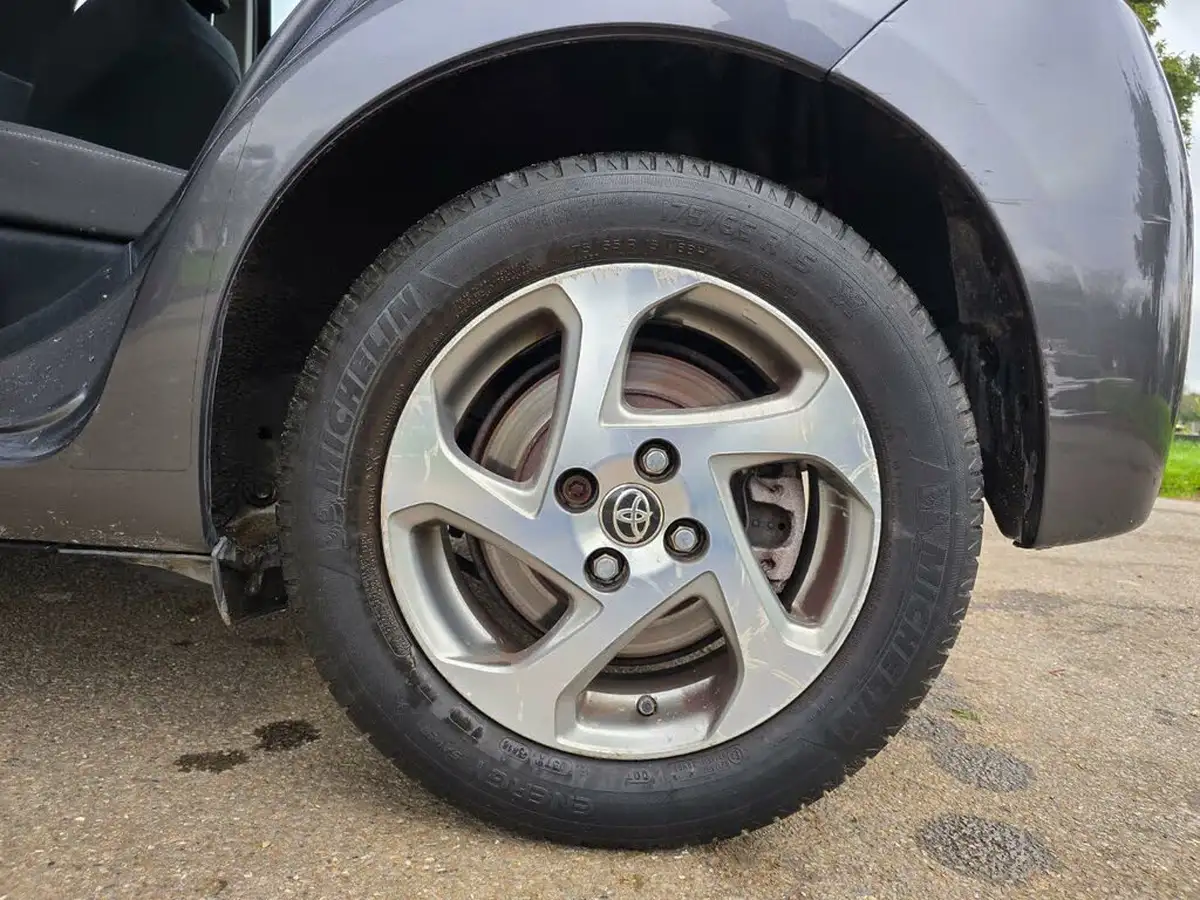 2015-toyota-yaris-15-vvt-i-icon-hybrid-big-40