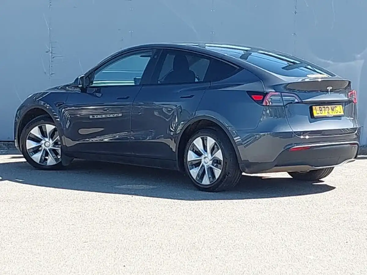 2022-tesla-model-y-e-long-range-big-1