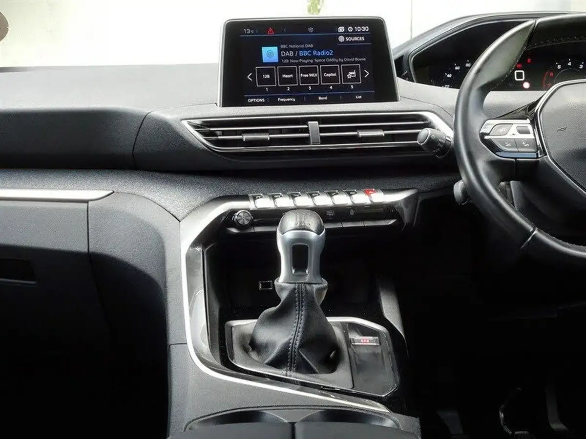 2020-peugeot-3008-suv-12-puretech-allure-big-14