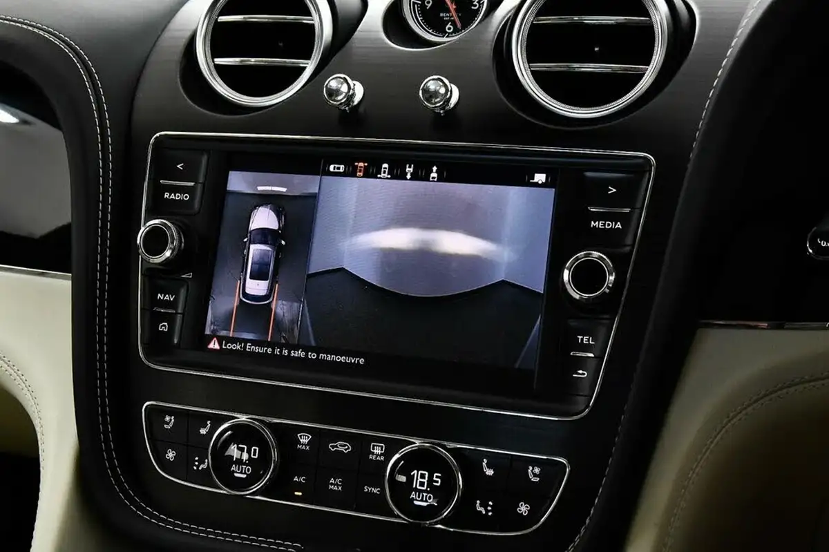 2019-bentley-bentayga-40-v8-big-36