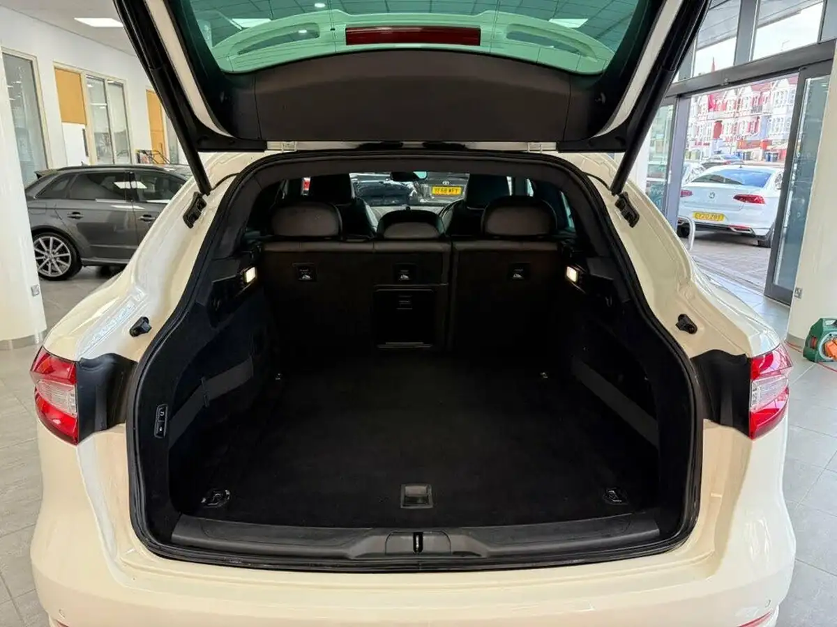 2017-maserati-levante-big-70
