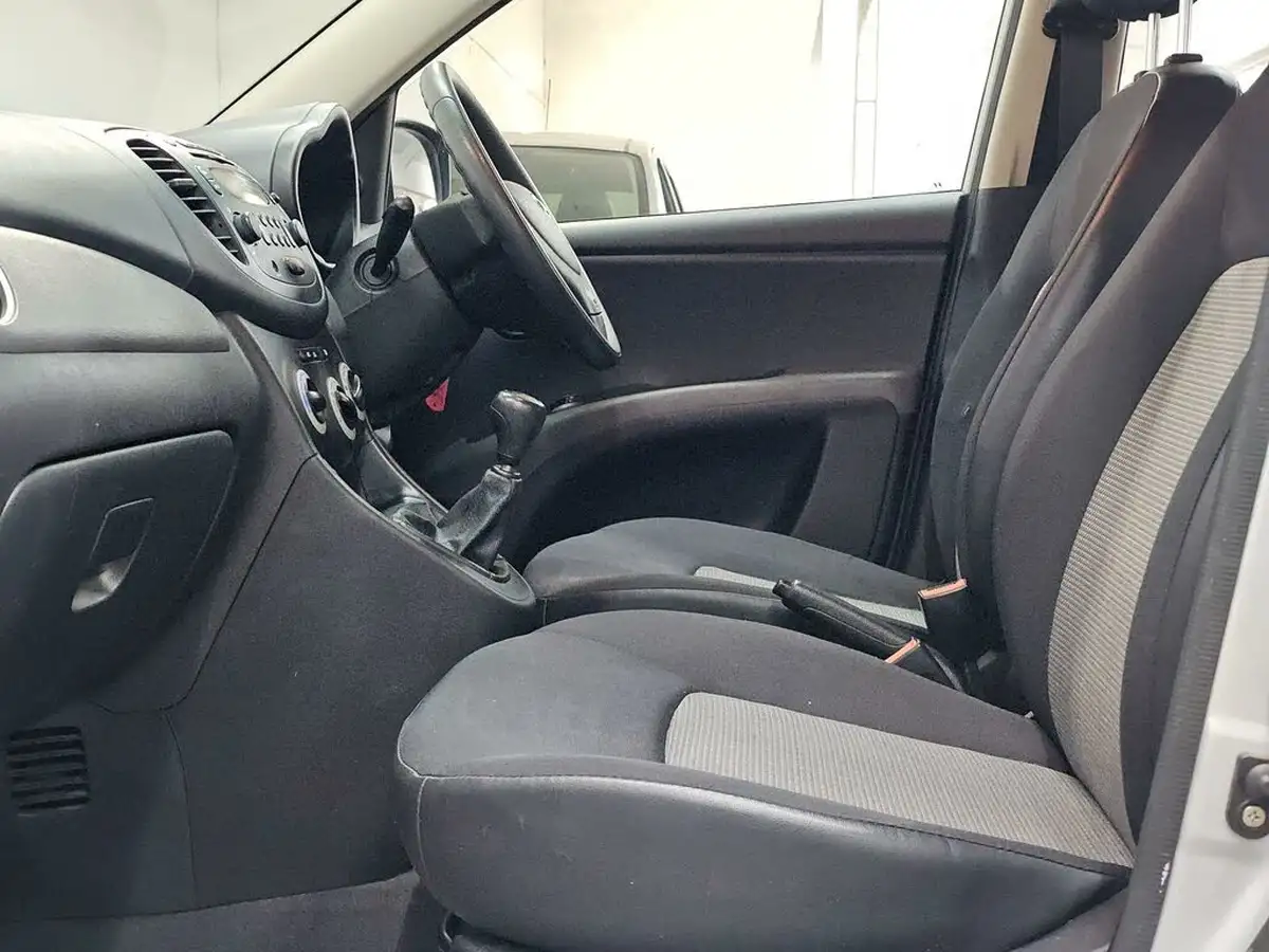 2010-hyundai-i10-12-classic-big-16