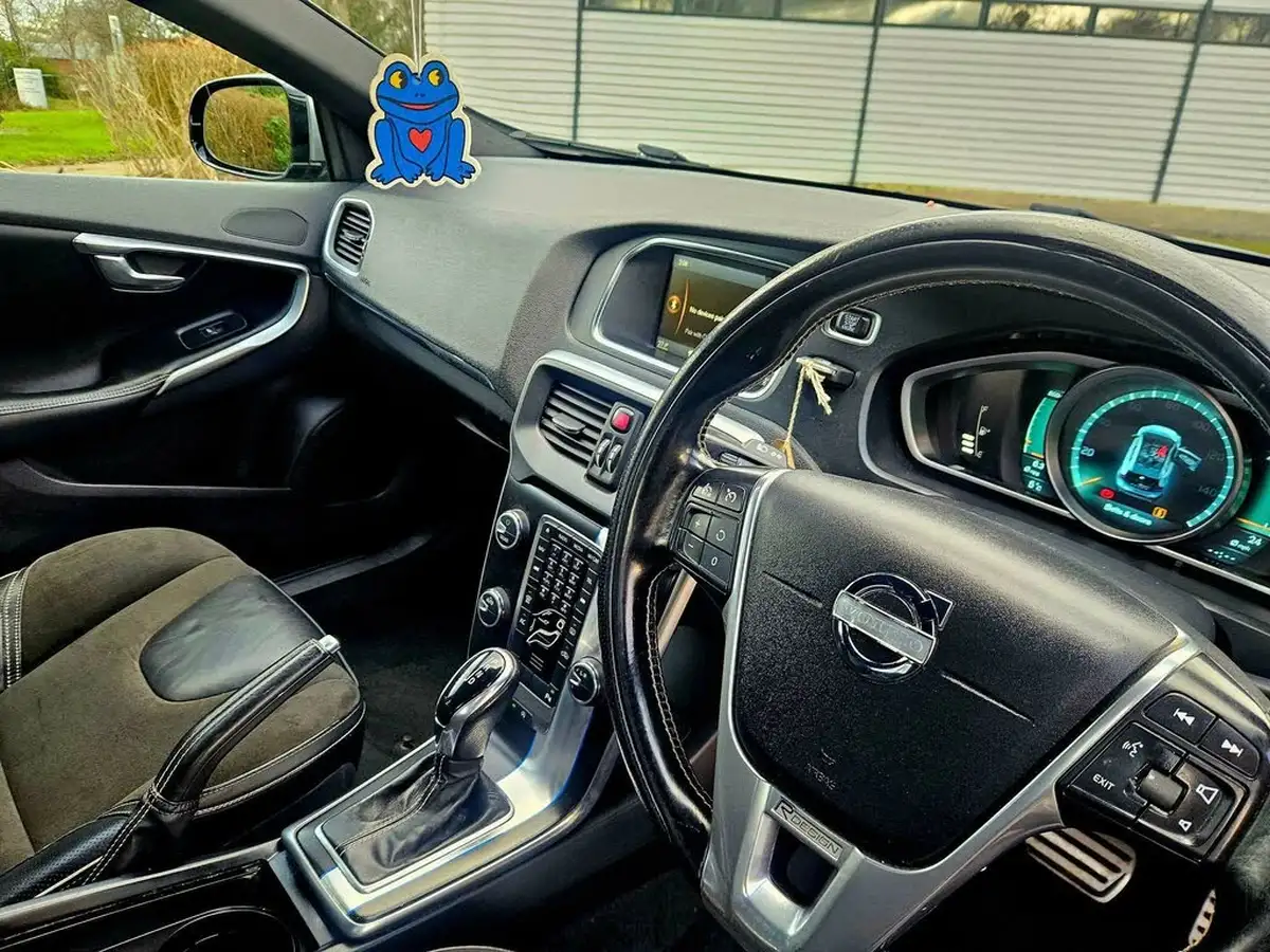2013-volvo-v40-16td-d2-r-design-nav-powershift-big-21