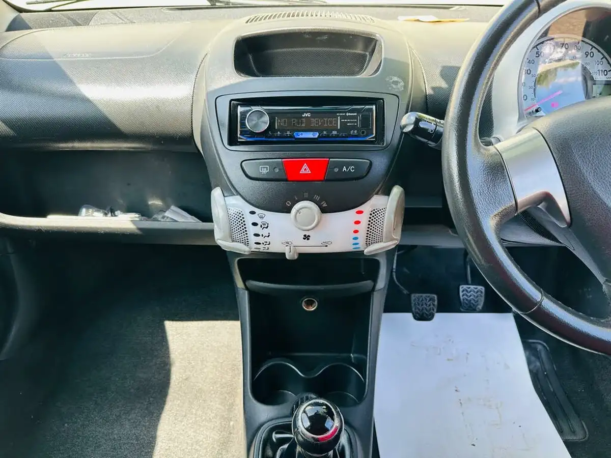 2012-toyota-aygo-10-aygo-fire-5d-big-45