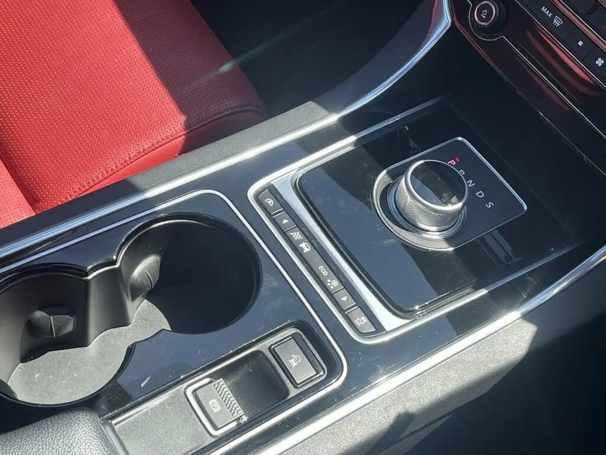 2015-jaguar-xe-20-r-sport-200ps-big-24