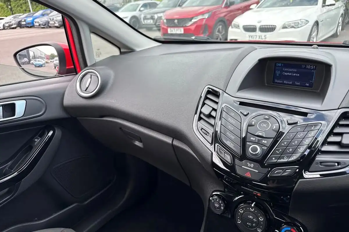 2017-ford-fiesta-125-zetec-3d-big-16