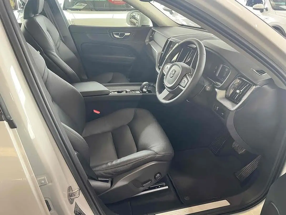 2021-volvo-xc60-20-b5-momentum-big-8