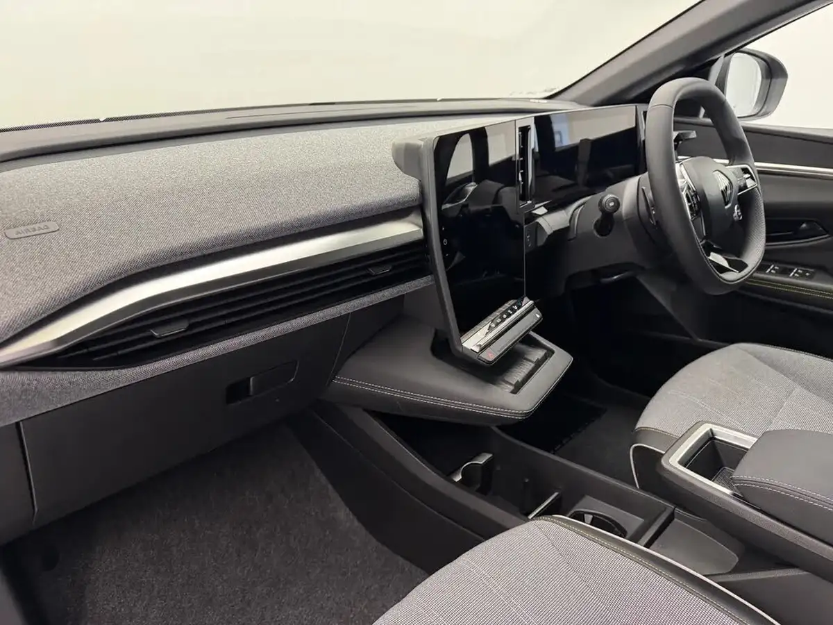 2025-renault-megane-e-tech-e-iconic-big-11