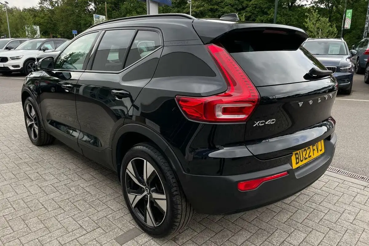 2022-volvo-xc40-15-t4-r-design-big-8