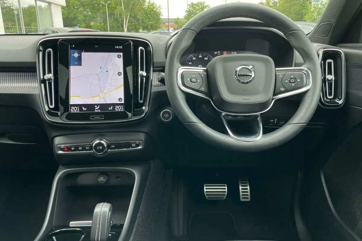 2022-volvo-xc40-15-t4-r-design-big-32