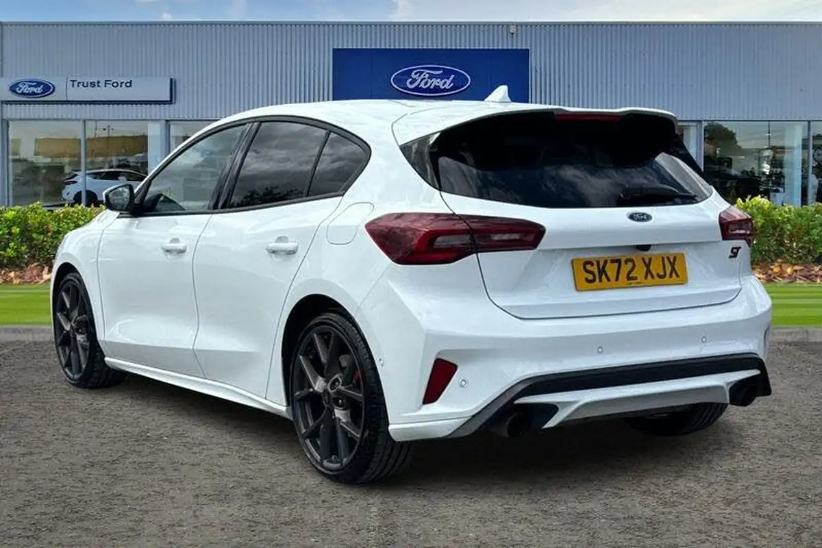 2022-ford-focus-23t-st-hatchback-big-1