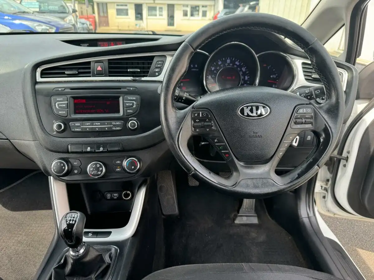 2016-kia-ceed-16crdi-2-hatchback-big-32