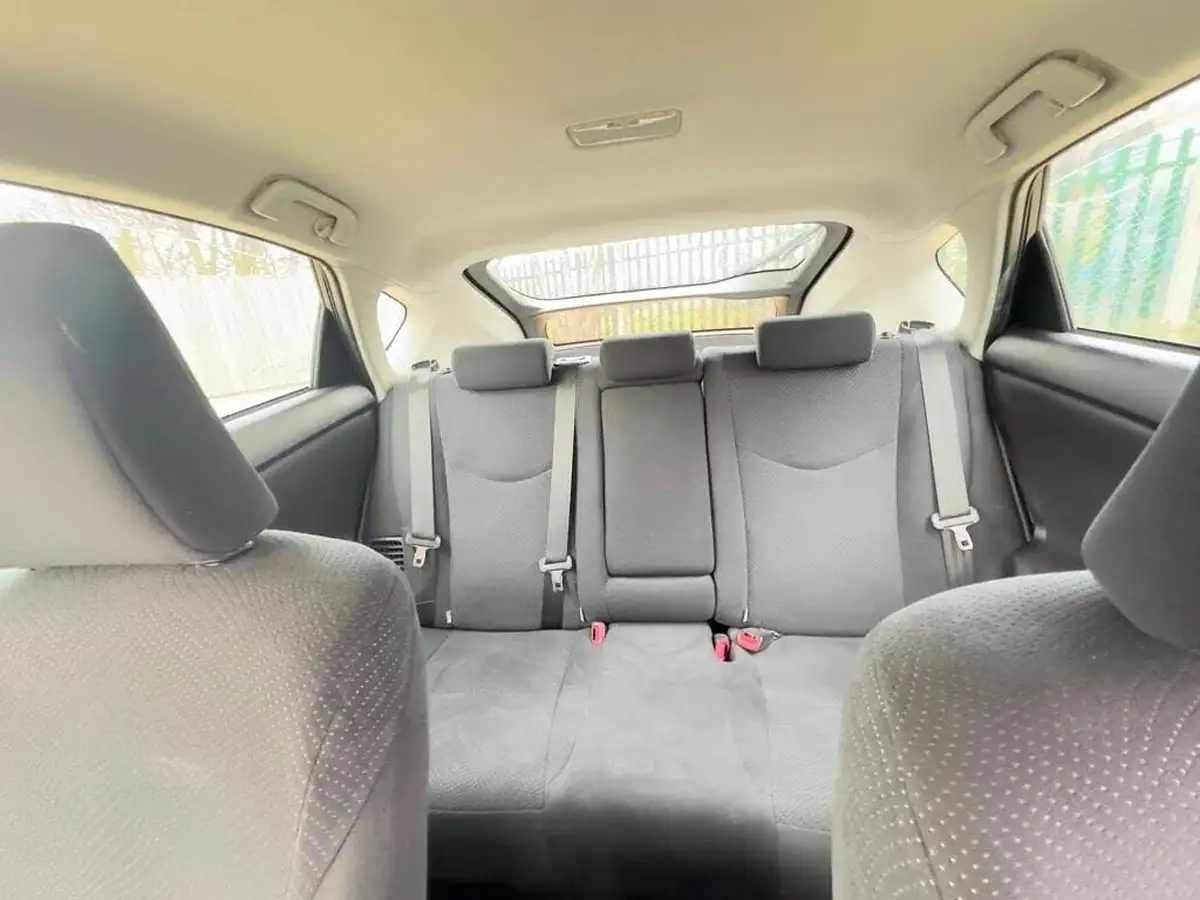 2012-toyota-prius-big-17