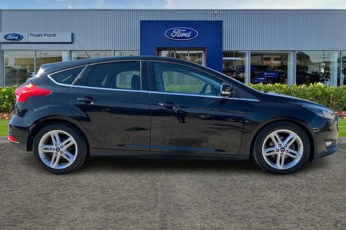 2016-ford-focus-15tdci-zetec-120ps-hatchback-big-2