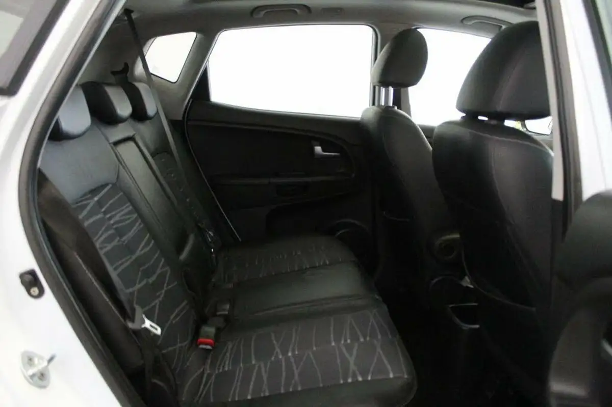 2011-kia-venga-16-3-auto-big-45