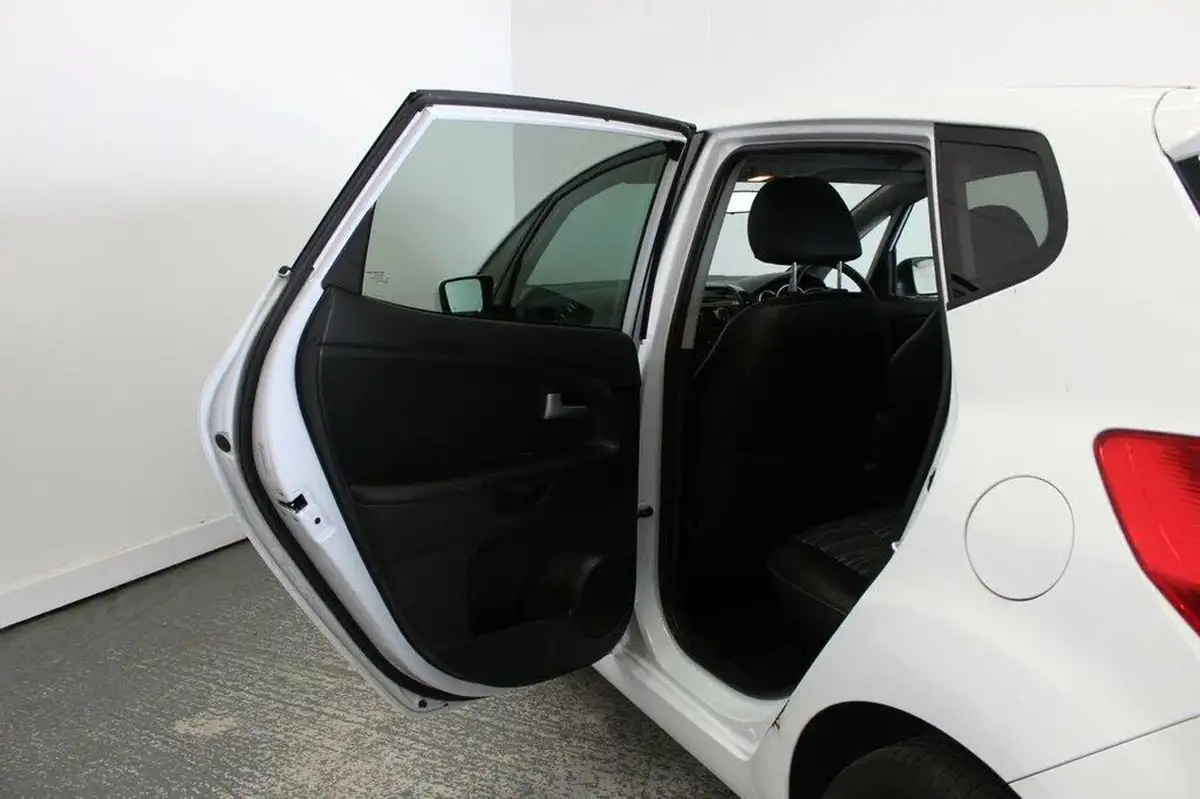 2011-kia-venga-16-3-auto-big-21