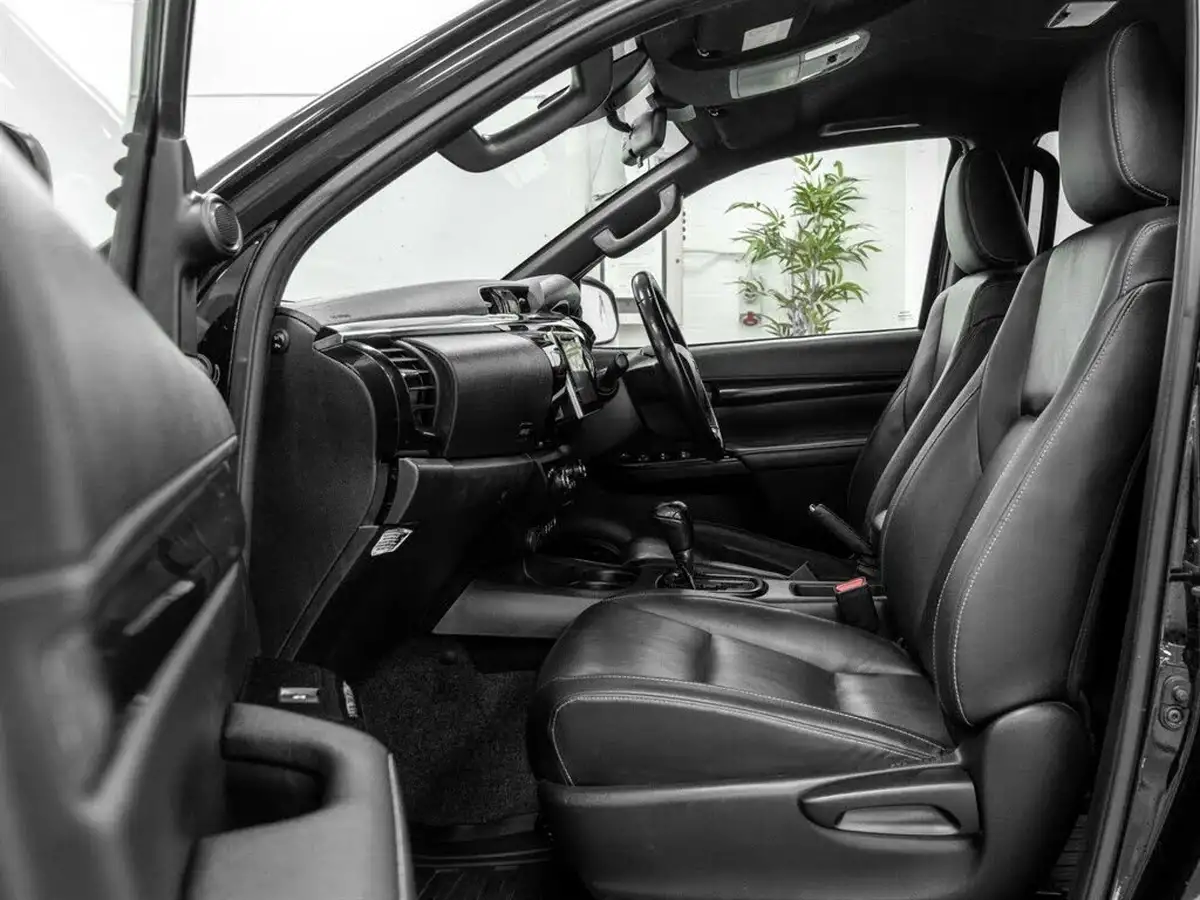 2018-toyota-hi-lux-24d-4d-invincible-at35-32t-auto-big-18