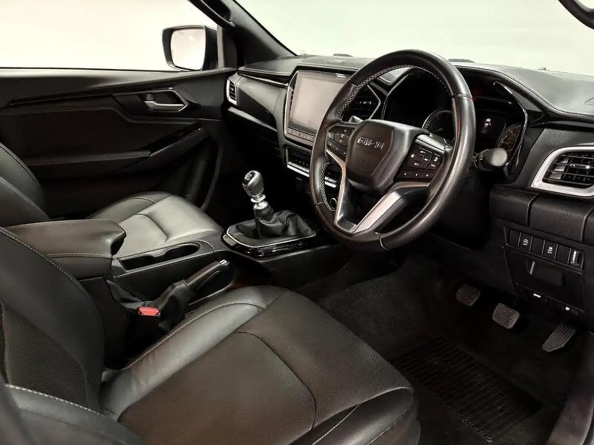 2023-isuzu-d-max-19td-v-cross-big-8