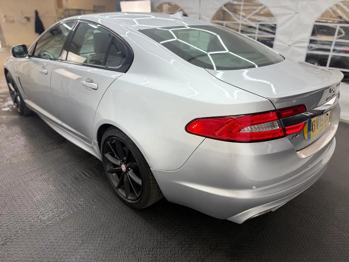 2015-jaguar-xf-30td-r-sport-saloon-4d-big-3