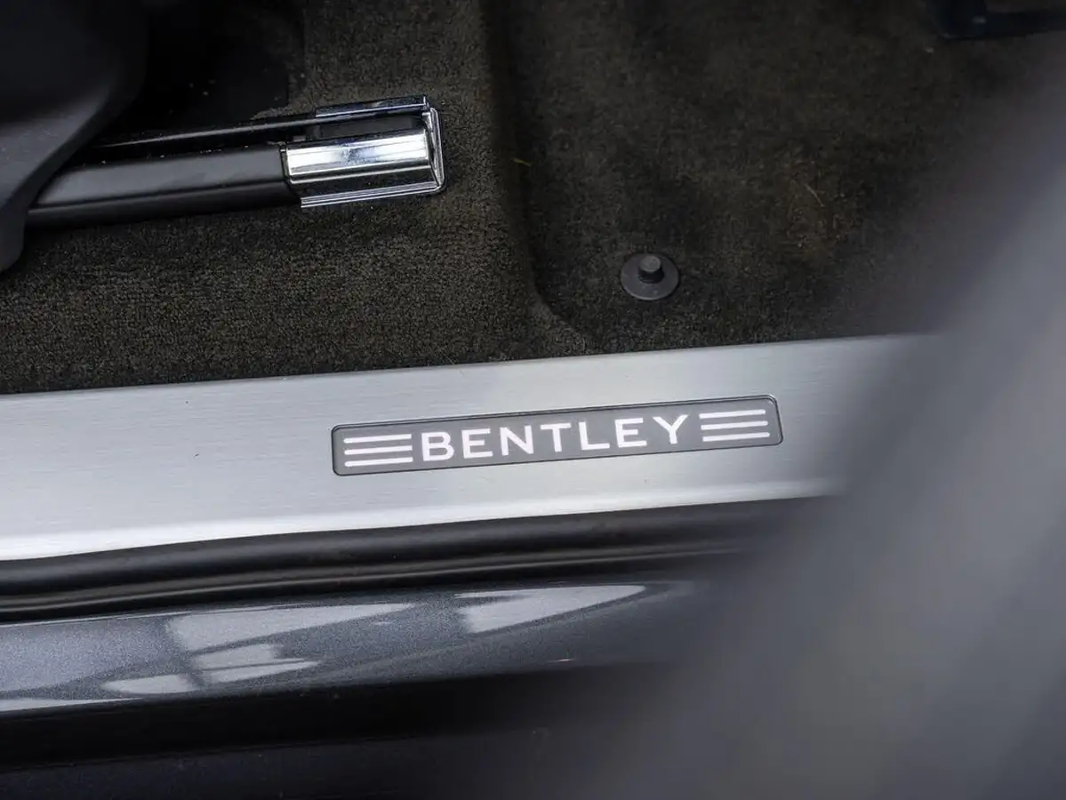 2019-bentley-bentayga-40-v8-big-40