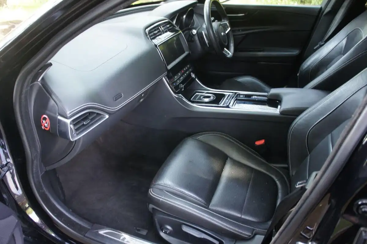 2019-jaguar-xe-20i-r-sport-200ps-big-9
