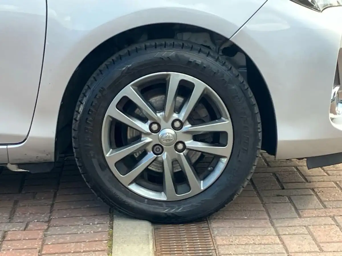 2015-toyota-yaris-133-icon-vvt-i-5d-big-7